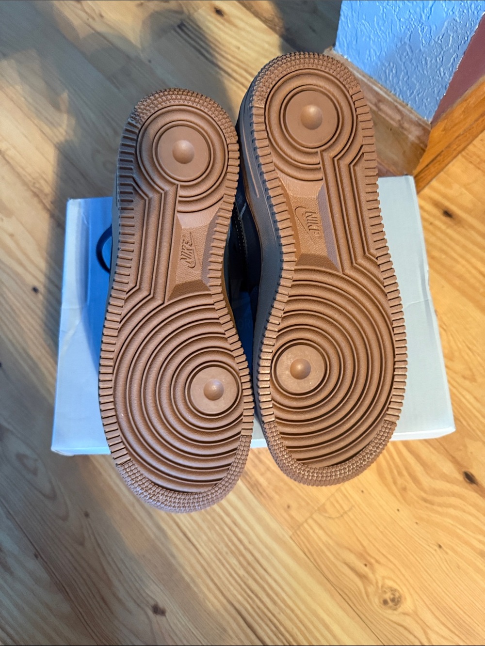 Nike Boys' Air Force 1 Low - Navy and Gum - Picture 4 of 10